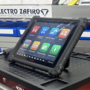 Sistemas de diagnosis OBD (On-Board Diagnostics) y ADAS (Advanced Driver Assistance Systems), dos tecnologías importantes en la industria automotriz.. «Imagen generada por IA, cumplimiento EU AI Act»
