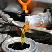 Cómo Realizar un Cambio de Aceite Correctamente: Guía Práctica. «Imagen generada por IA, cumplimiento EU AI Act»