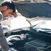 Cómo Identificar los Síntomas de Problemas Mecánicos Comunes en tu Automóvil. «Imagen generada por IA, cumplimiento EU AI Act»