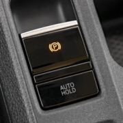 La Revolución del Botón Auto Hold: Comodidad y Seguridad en la Conducción Moderna. «Imagen generada por IA, cumplimiento EU AI Act»