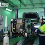 Mantenimiento de Pilas de Combustible en Vehículos de Hidrógeno: Preparando Talleres para la Transición Verde. «Imagen generada por IA, cumplimiento EU AI Act»